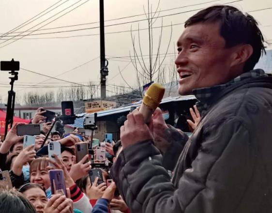 新名字的故事：“草根”人物，如何生长？