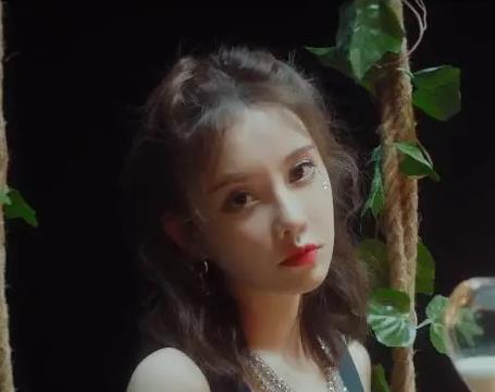 冯提莫首次将矛盾自我暴露出MV，用实力告诉大家，草根人物也能站稳