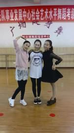 宣汉县舞蹈演员赵丹青(中)。