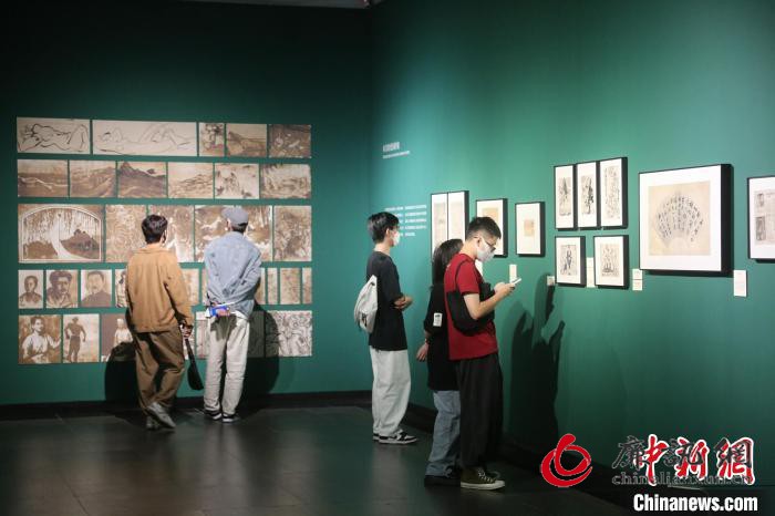 广东办展呈现美术教育“拓荒者”胡根天艺术成就 民众观看展览 广东美术馆 供图